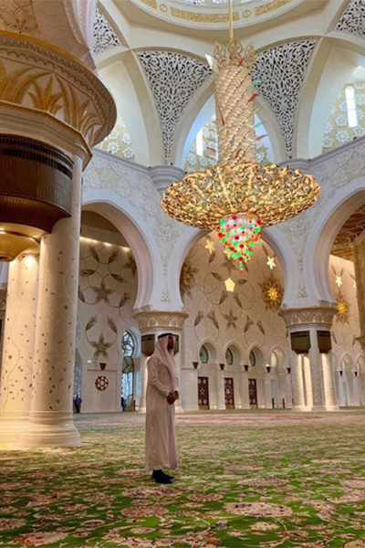 راموس يزور مسجد الشيخ زايد في أبوظبي ويرتدي الزي الخليجي